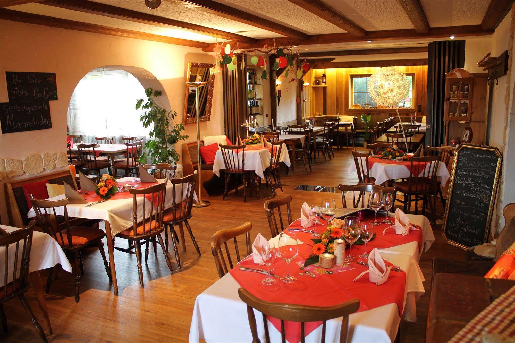 Antjes Schmankerlhotel Und Restaurant Trostau Exterior photo